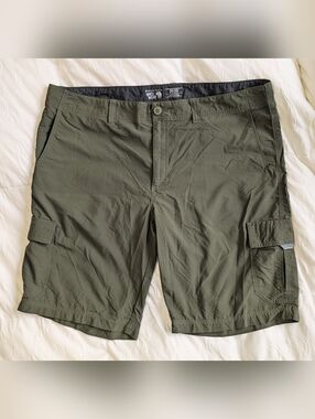 Mountain Hardwear  Cargo Shorts Men's Size 38 Green Hiking Utility